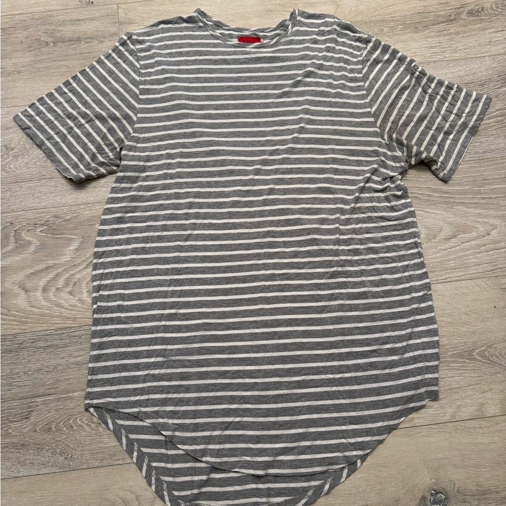 Killion men’s over sized stretch Gray and White Striped Top s/s sz L
